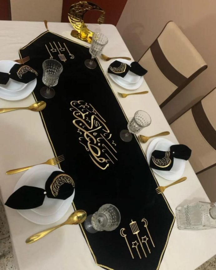 ⁦chemain de table + 4 serviettes⁩ - الصورة ⁦2⁩