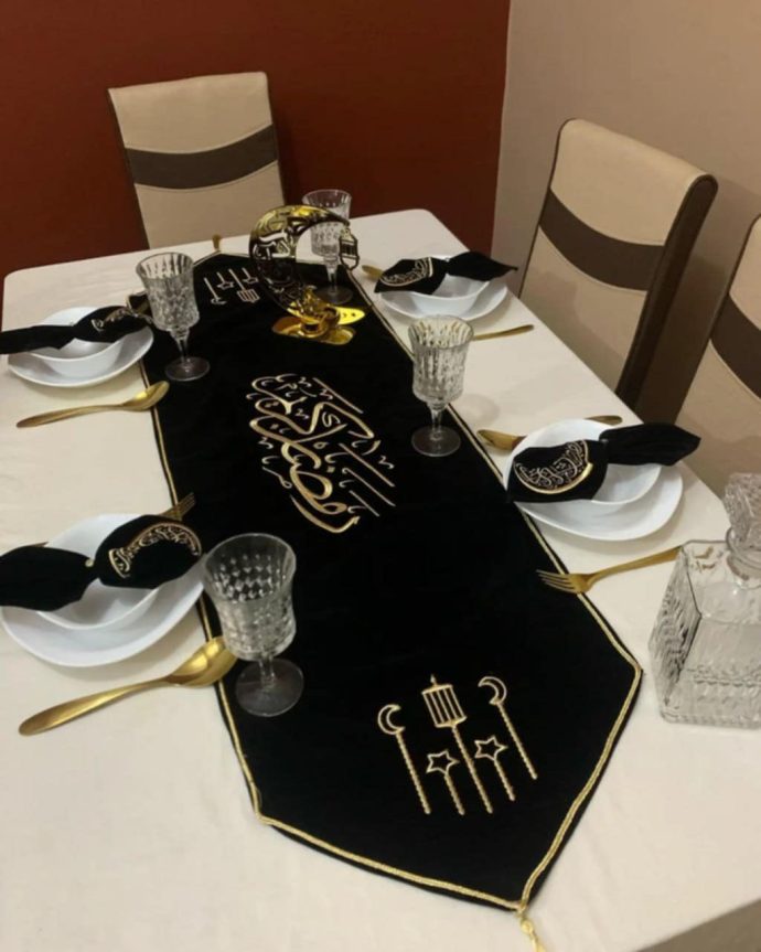 ⁦chemain de table + 4 serviettes⁩ - الصورة ⁦4⁩